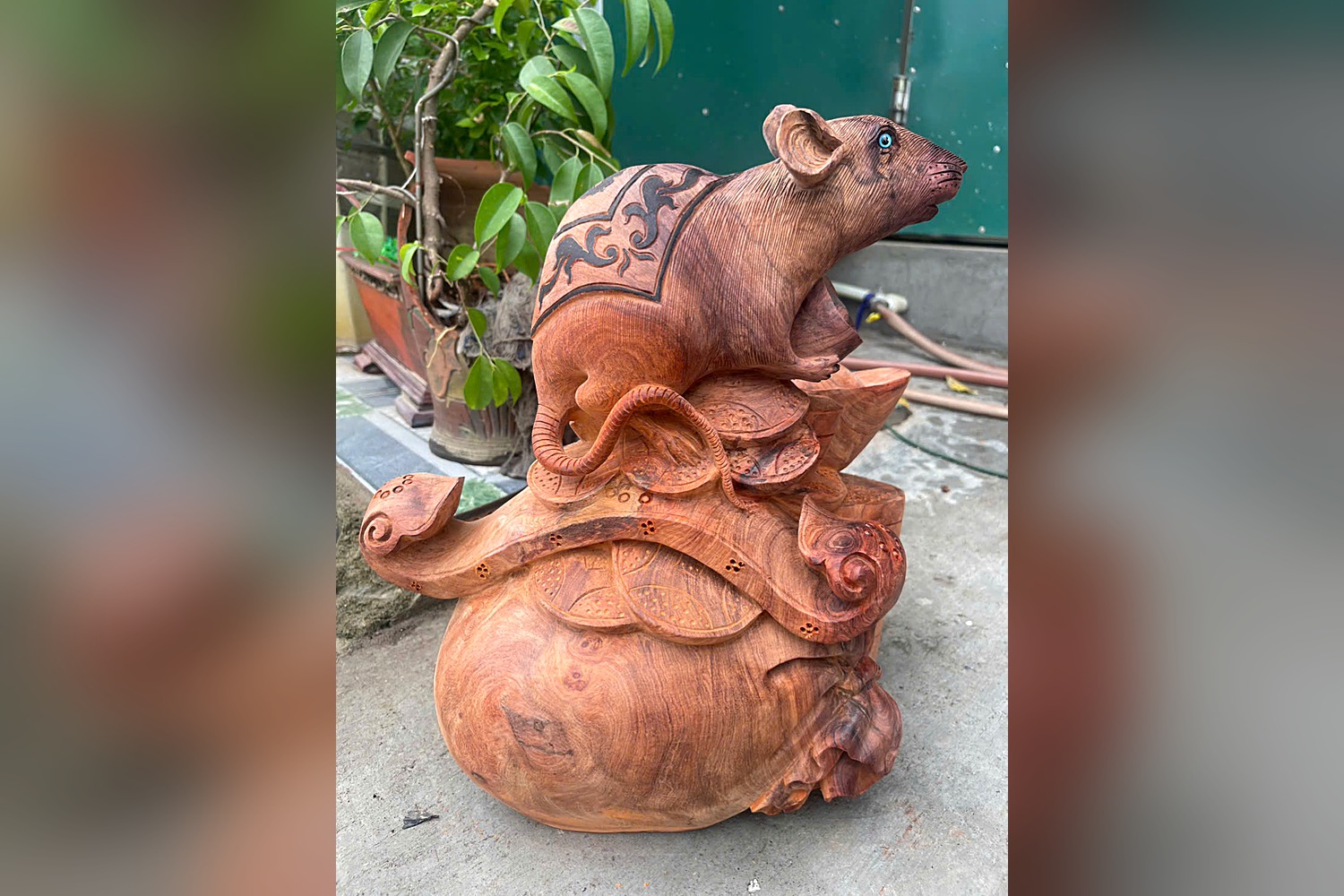 Tượng chuột trên bao tiền gỗ hương – góc 2