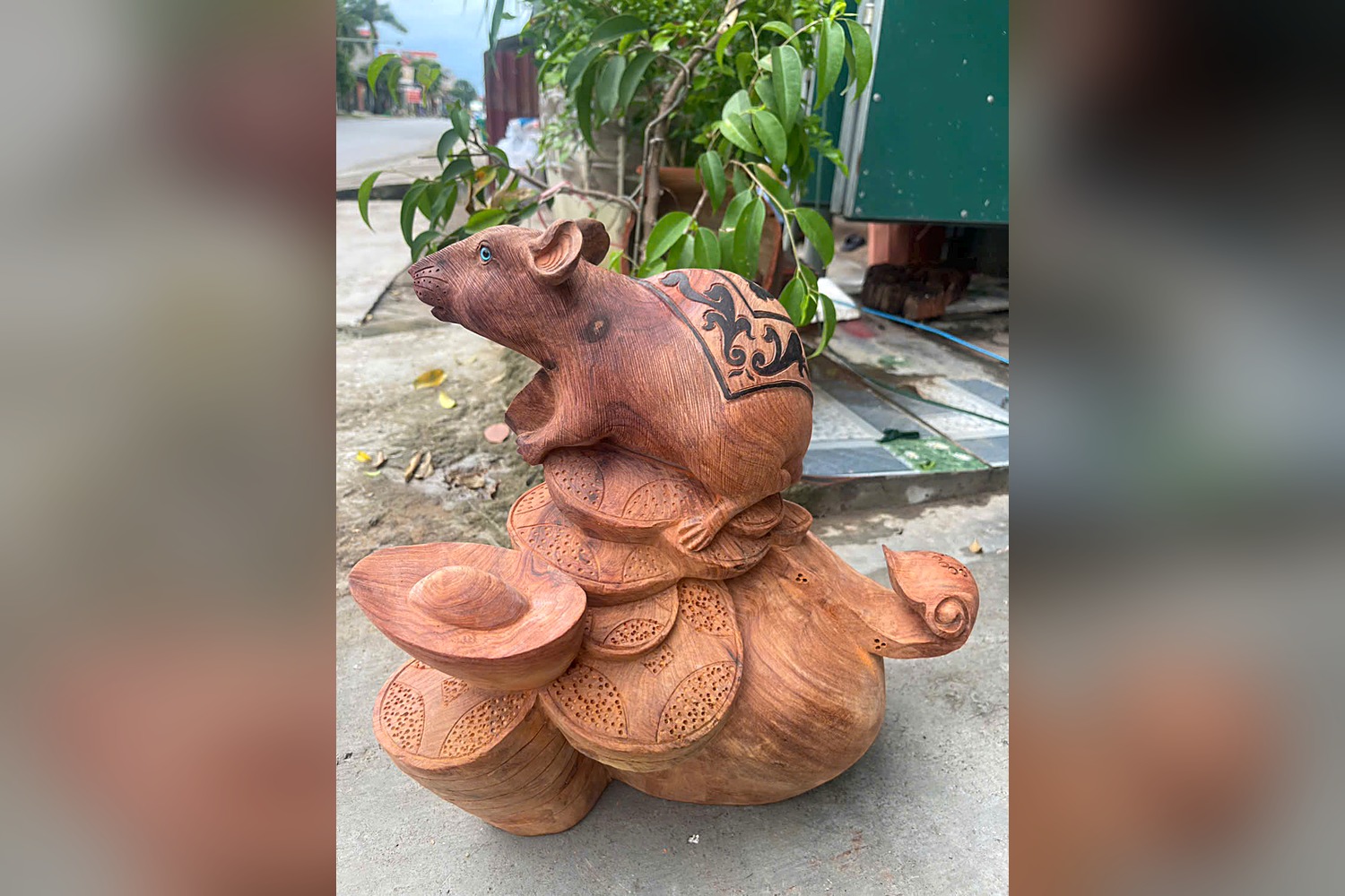 Tượng chuột trên bao tiền gỗ hương – góc 4