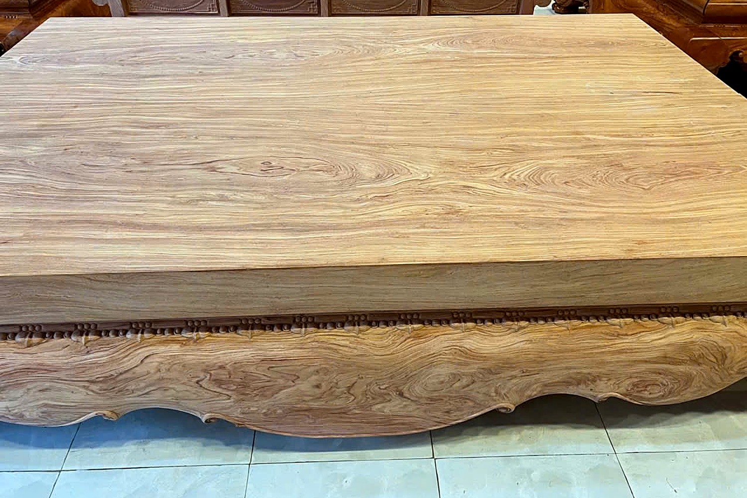 Sập ngồi gỗ nguyên tấm chân quỳ dạ cá – góc 2