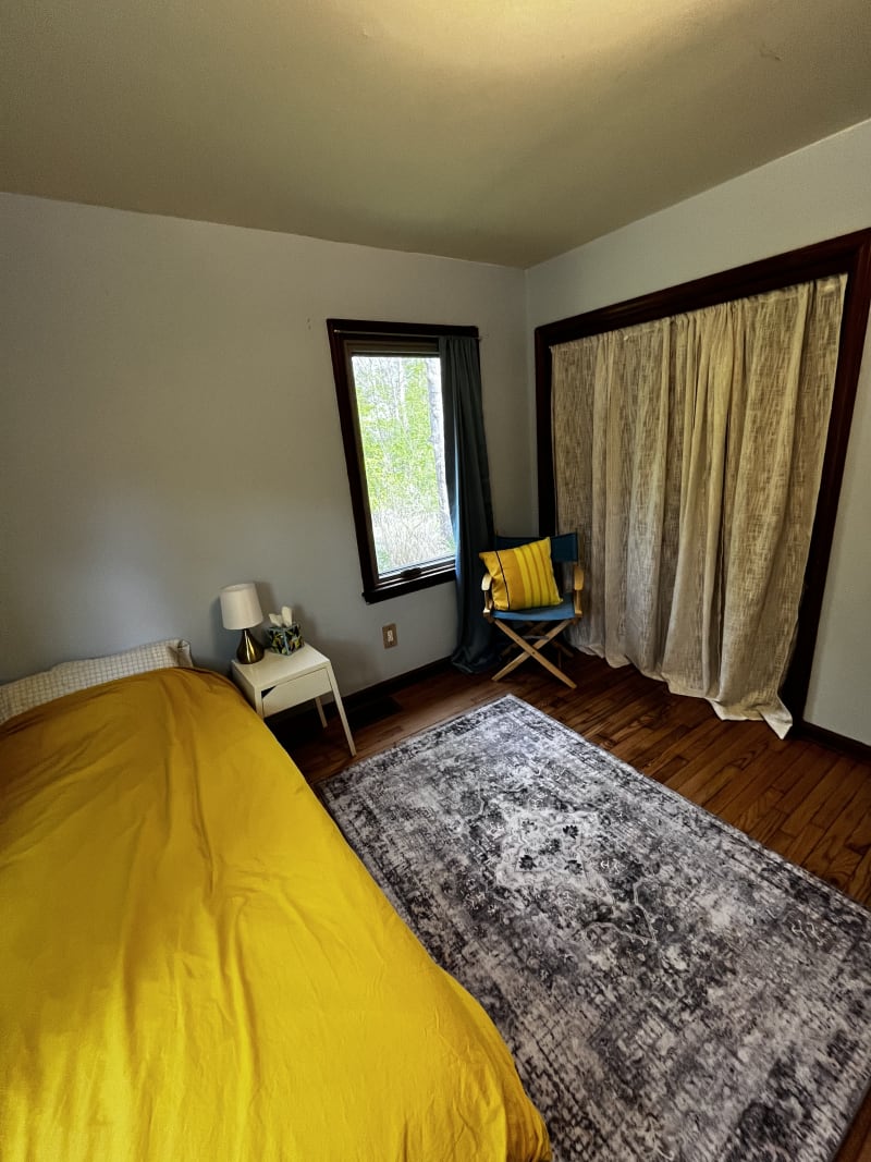 Downstairs twin bedroom, second angle