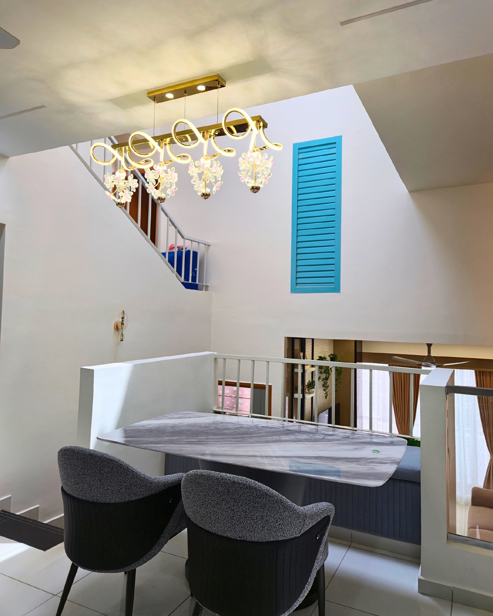 High-Gloss Minimalist Hardware Trim & Seamless Joinery