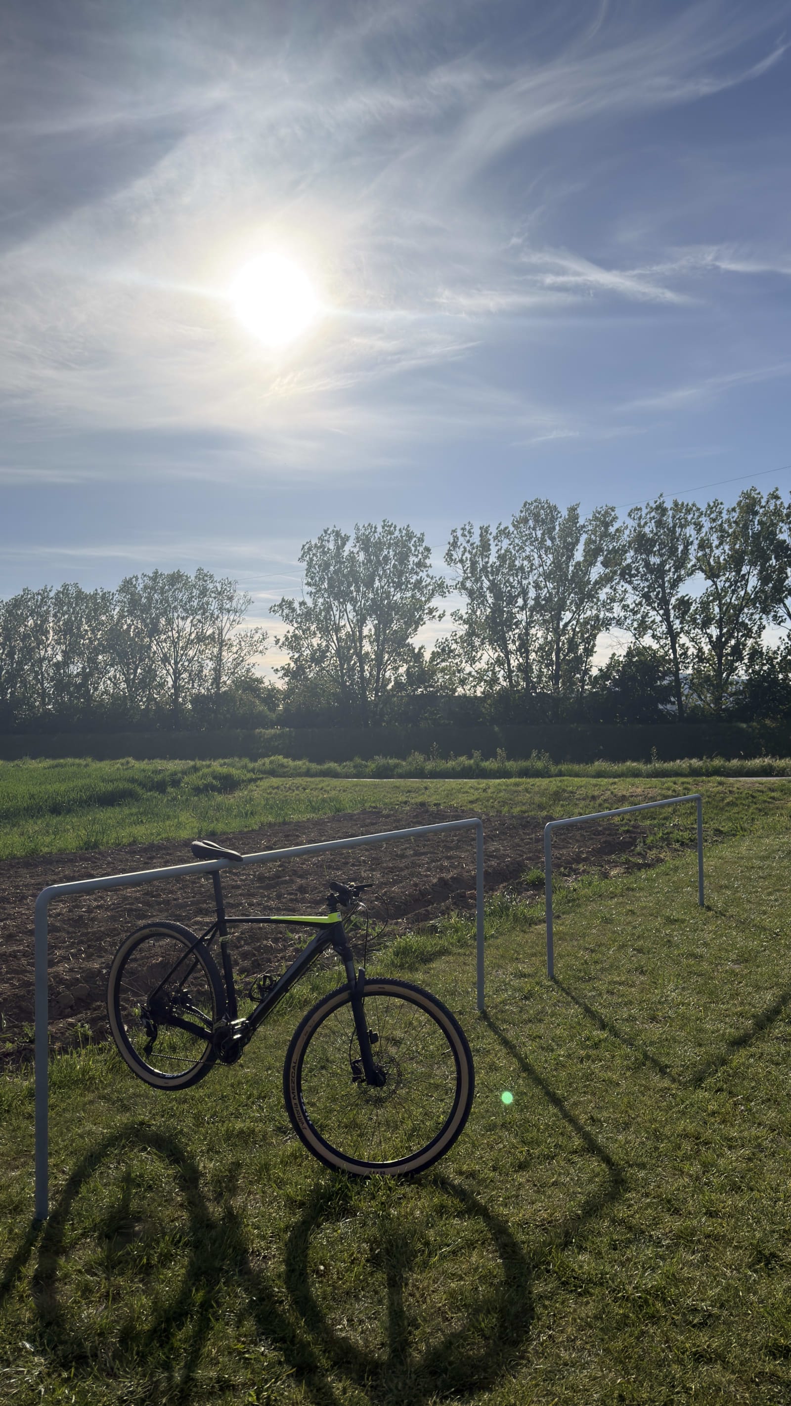 Bicykel zaparkovaný pri novom stojane na bicykle na cyklobufete Cyklostop Ladce