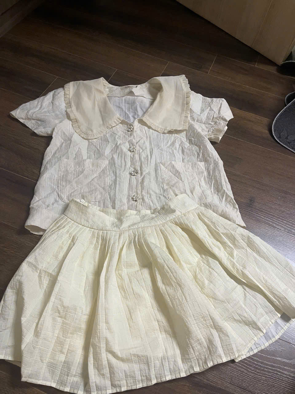 Set Bộ Áo Sơ Mi Cổ Peter Pan & Chân Váy Xòe Mini Màu Kem Nhăn