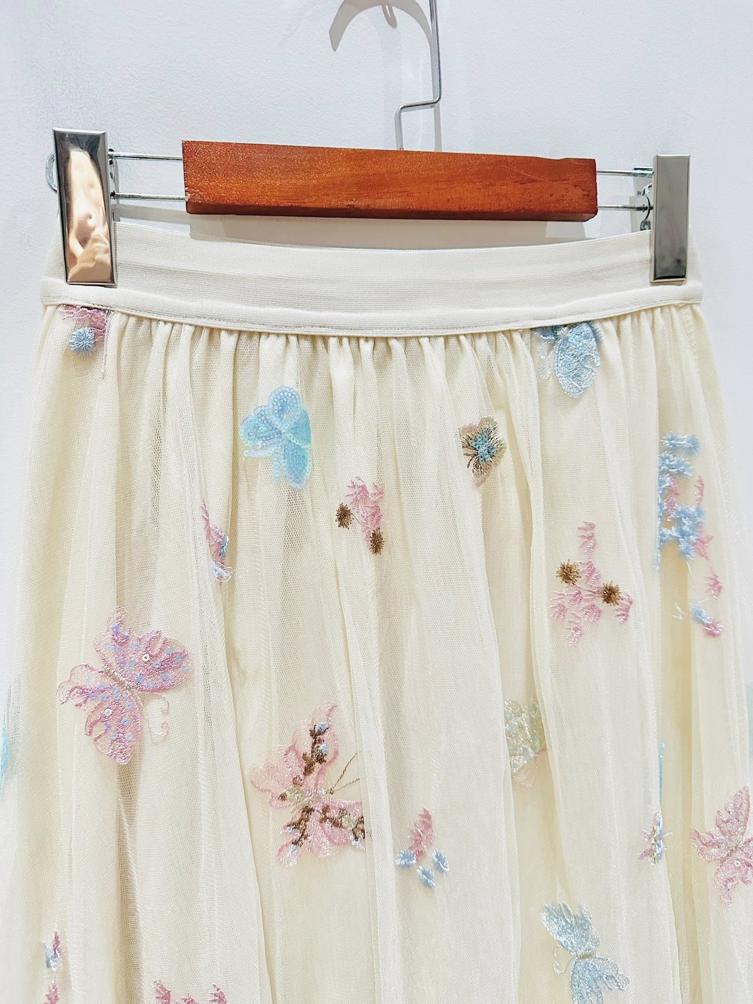 Váy kem thêu hoa bướm xinh