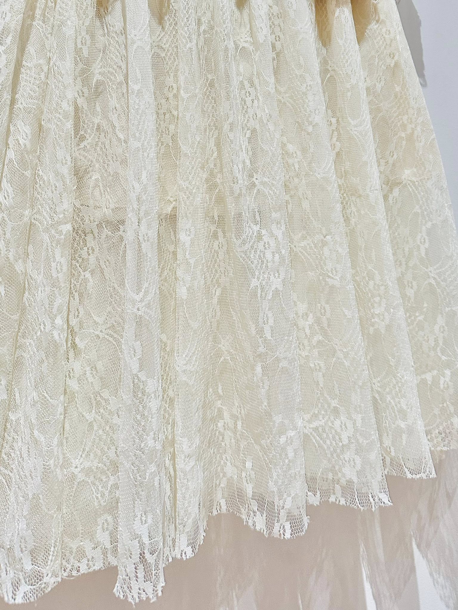 Váy jean phối ren hoa kem xinh đẹp