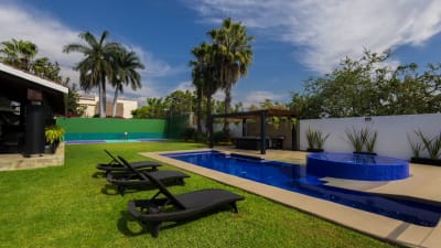Luxury home in Cuernavaca with pool, jacuzzi, steam room and pickleball court – photo 1