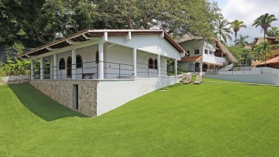 Charming casita. Private, secure with pickle ball and basketball half-court. – photo 1