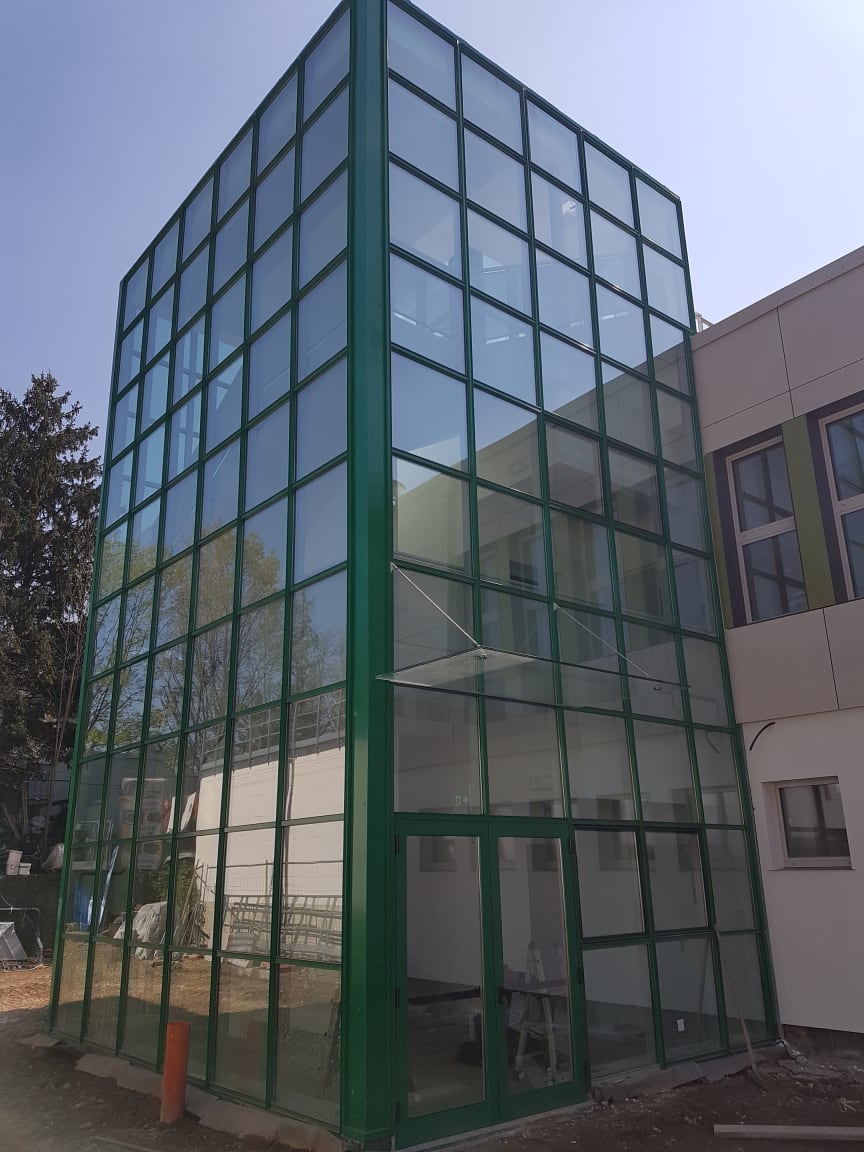 Facciata continua chiusura vano scala