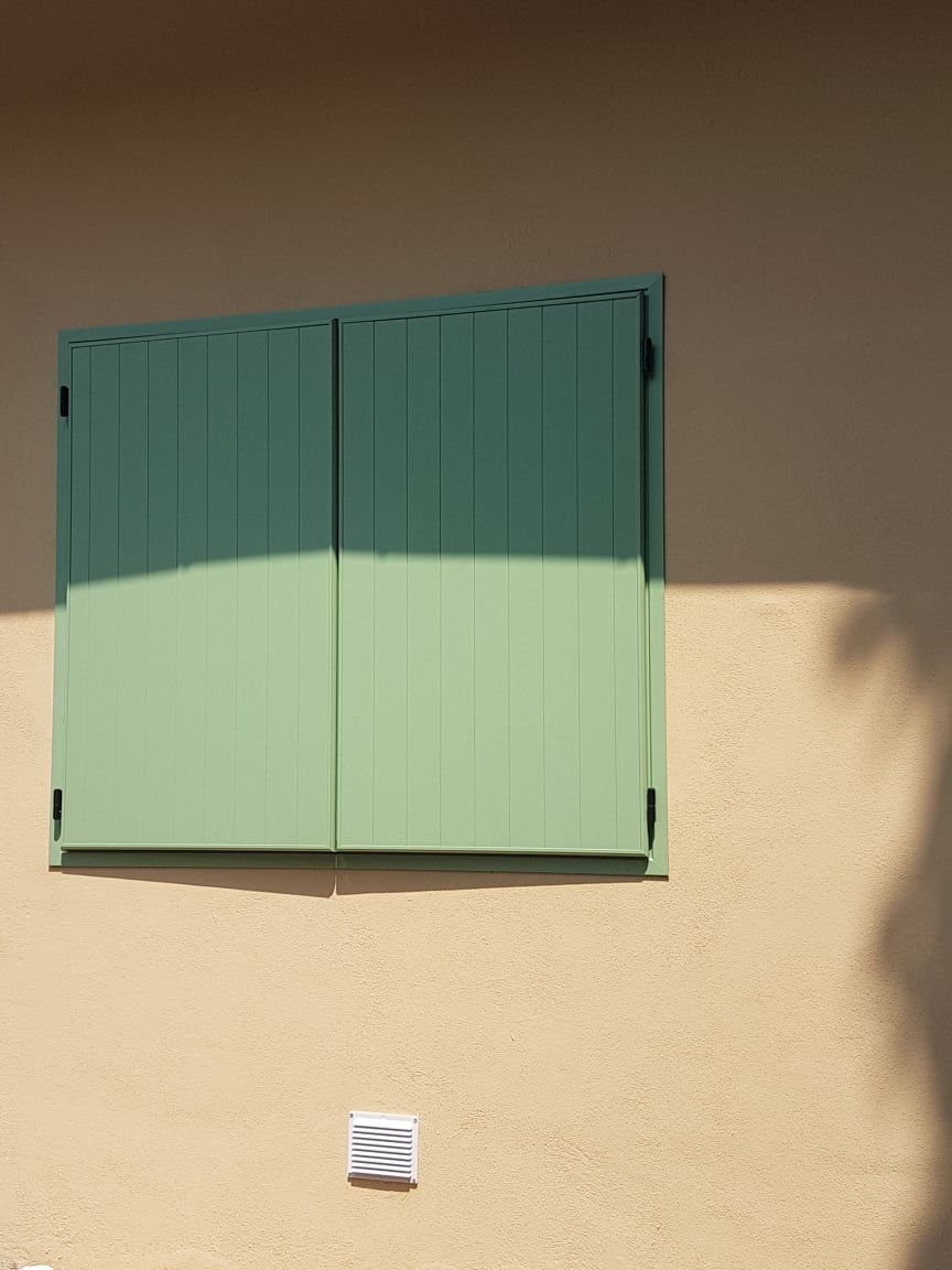 Persiana verde, in alluminio chiusa
