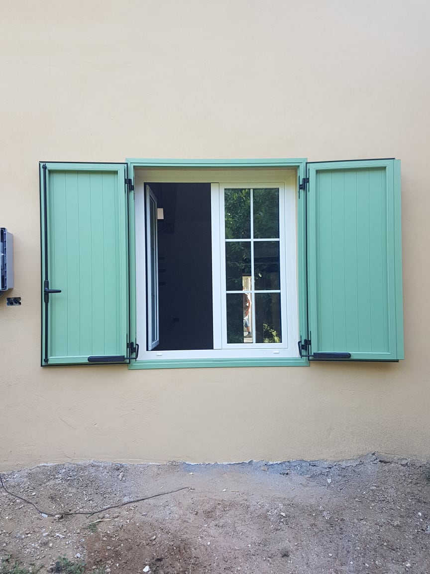 Persiana verde, in alluminio aperta