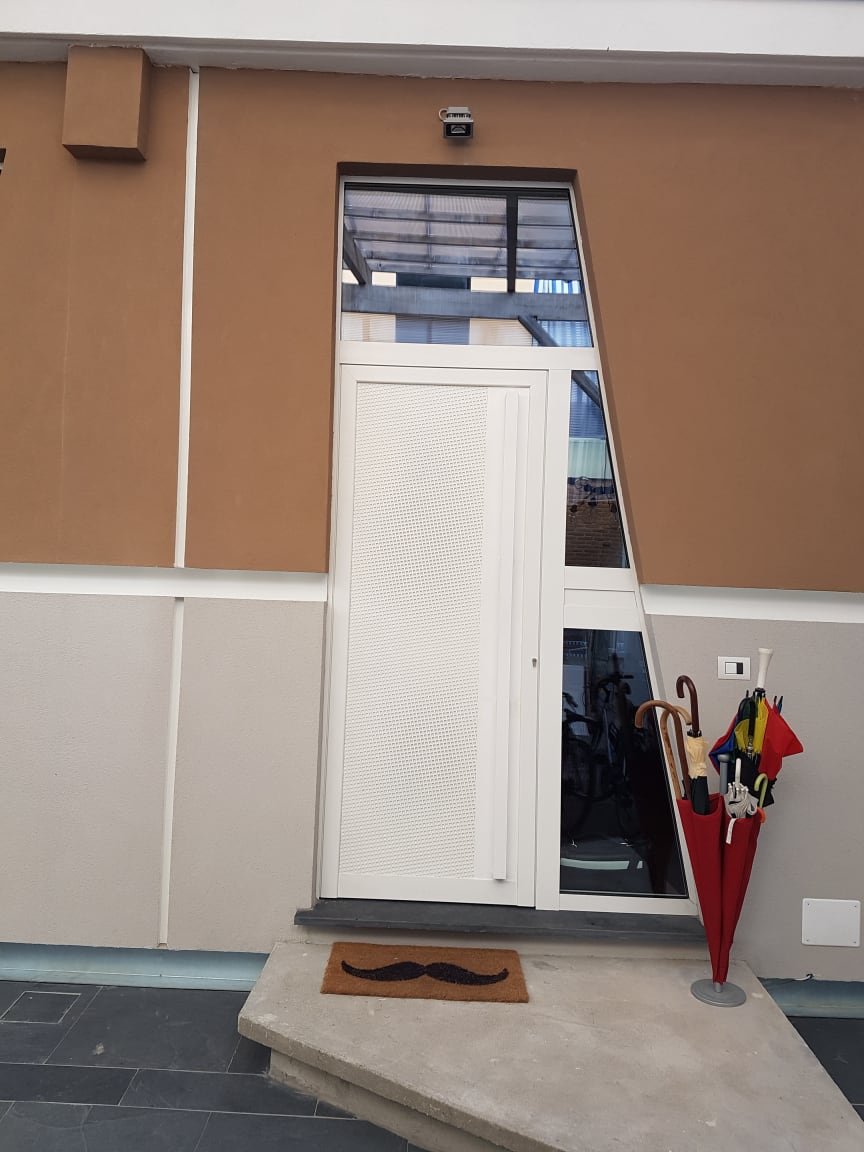 Porta ingresso inclinata