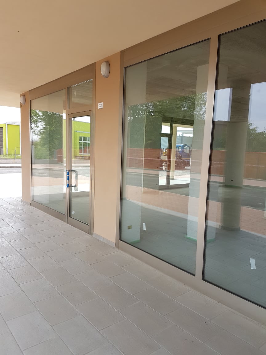 Vetrina con porta ingresso