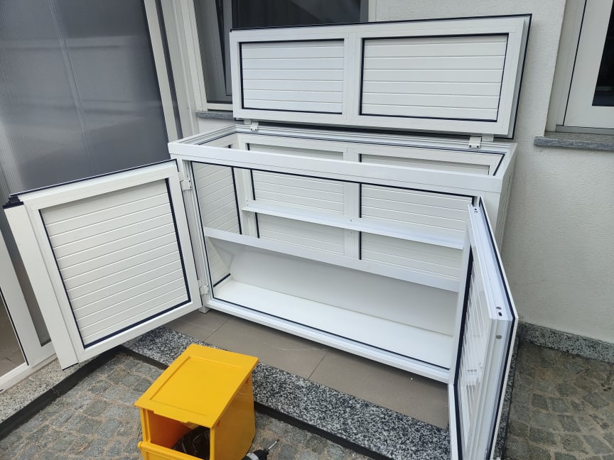 Mobiletto porta-contenitori differenziata con coperchio aperto completamente