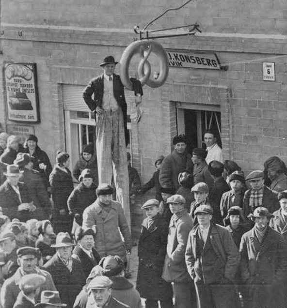1925 – O. Kuhi’s ironing workshop and J. Konsberg’s bakery at Jaani Street 6 in Antsla.