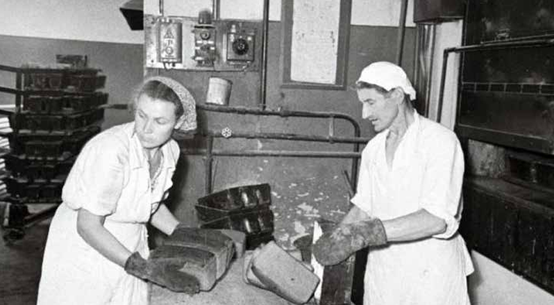 1956 – Vassili Hani, foreman of the Antsla industrial plant’s bread factory, and worker Armilda Sarapuu receiving loaves from the conveyor oven.