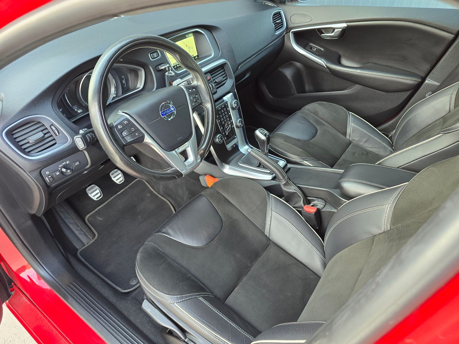 VOLVO V40 2.0D 120CP 2016 R DESIGN