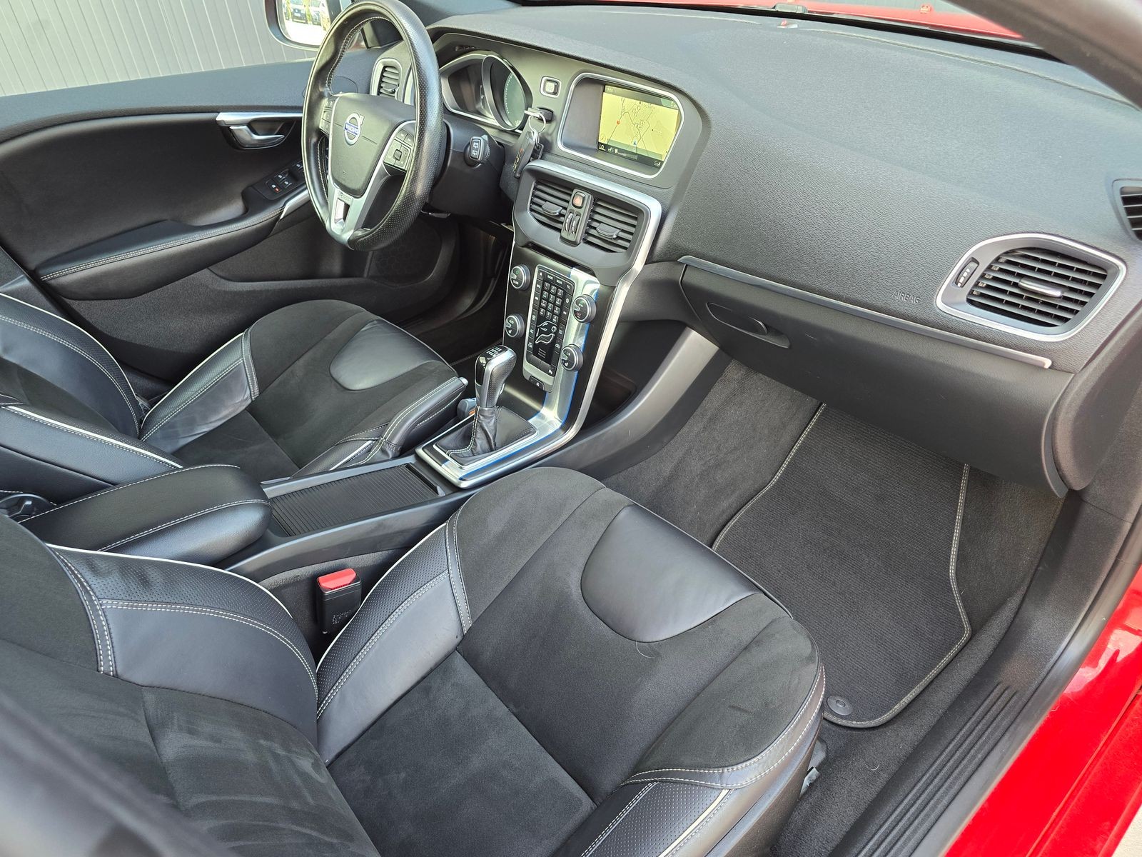 VOLVO V40 2.0D 120CP 2016 R DESIGN