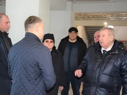 Председатель Думы Югры Борис Хохряков оценил ход капитального ремонта школы №4