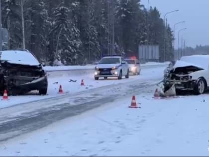 В Югре в ДТП на загородной трассе погибла пассажирка иномарки