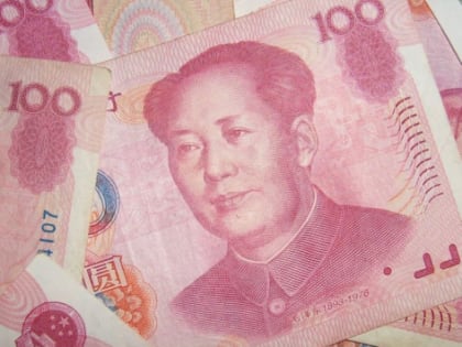 Экономист Ордов призвал открывать депозиты в юанях для защиты от ослабления рубля