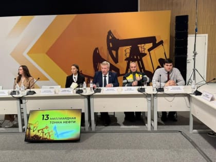 Спикер Думы Югры Борис Хохряков принял участие во встрече ветеранов нефтегазовой отрасли с югорской молодежью