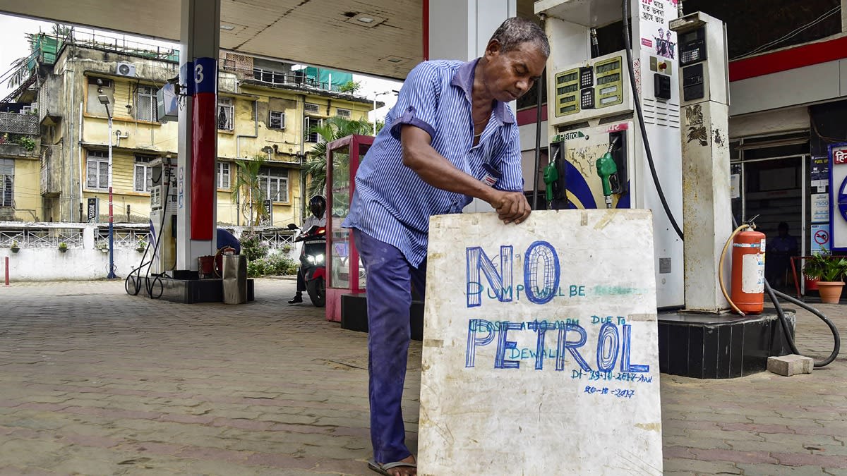 Fuel Crisis in India 2026: Kya Sach Me Petrol-Diesel Ki Kami Aane Wali Hai?