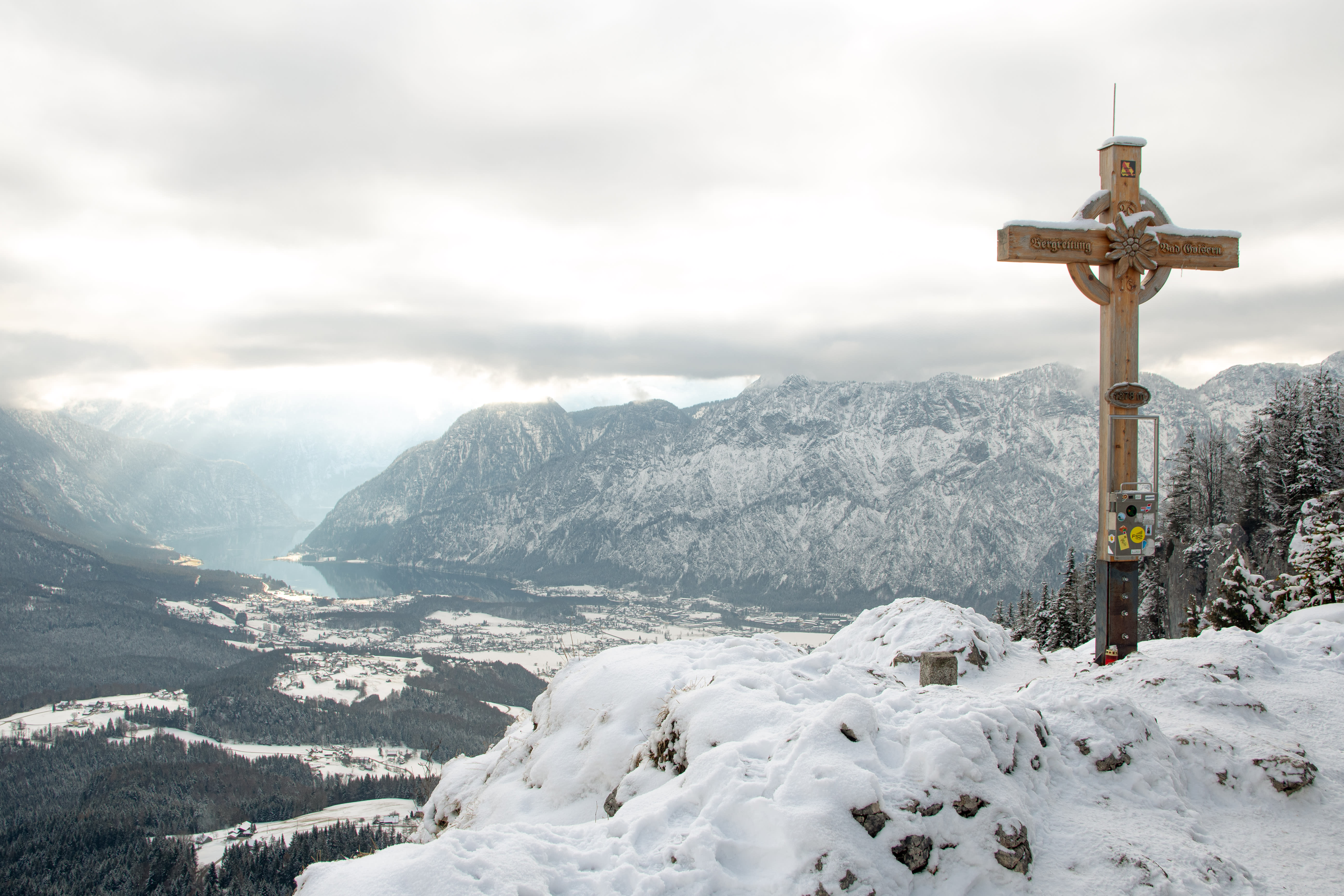 The summit cross of the Predigtstuhl in Bad Goisern with an outlook to Hallstatt and the Hallstätter See.