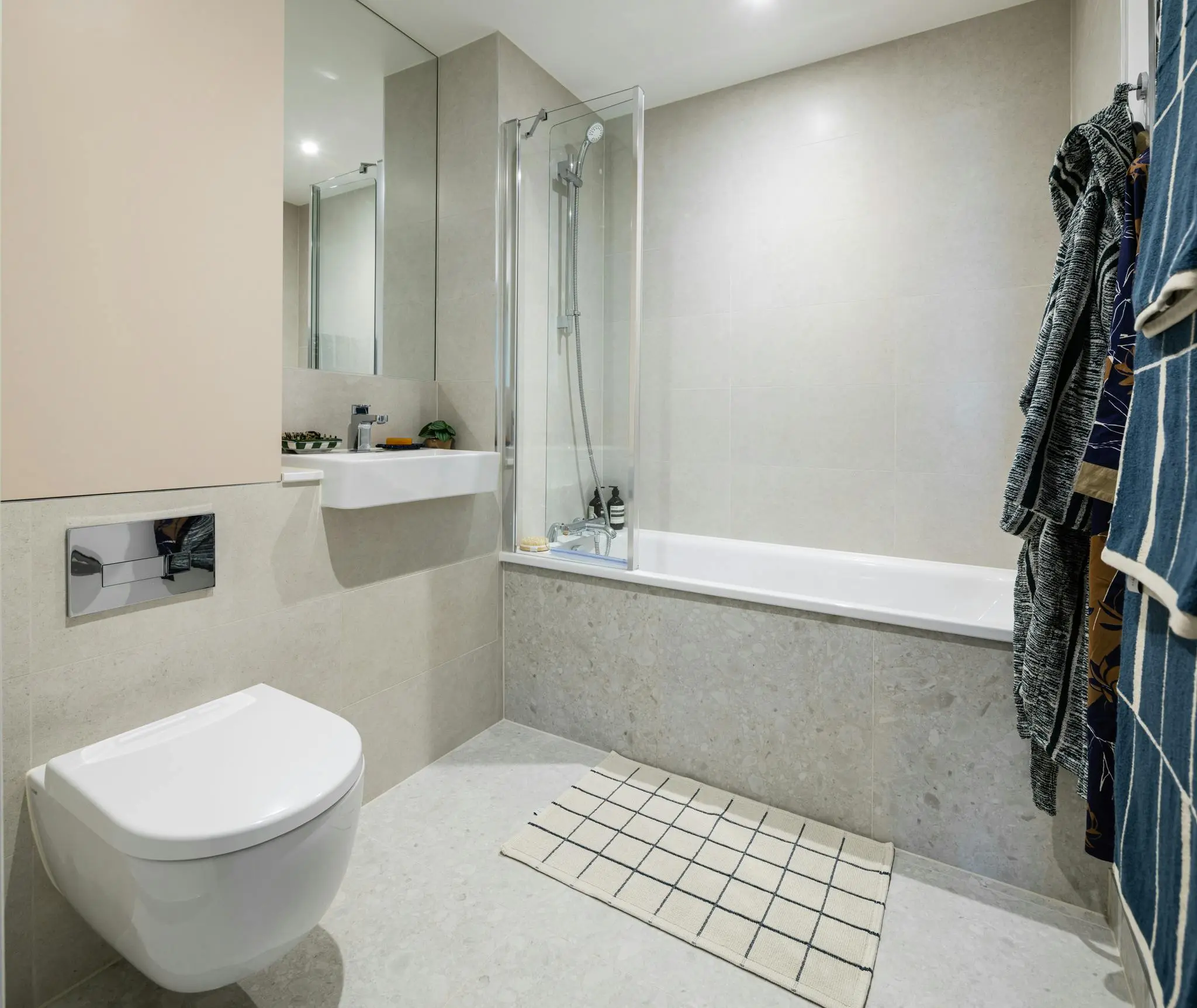 Thumbnail Modern bathroom at Momento Hayes with neutral tiles and bathtub with shower