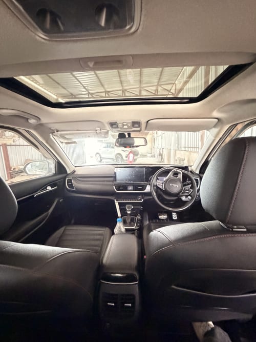 Kia Carens in commercial taxi use, view 6