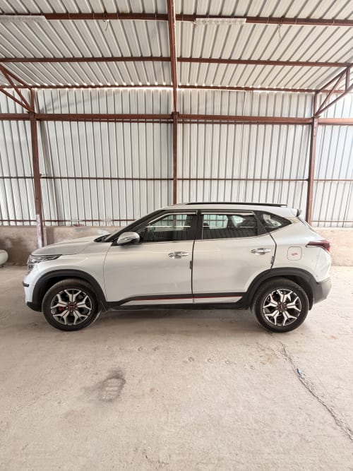 Kia Carens in commercial taxi use, view 4