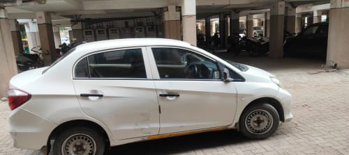 Honda Amaze in commercial taxi use, view 7