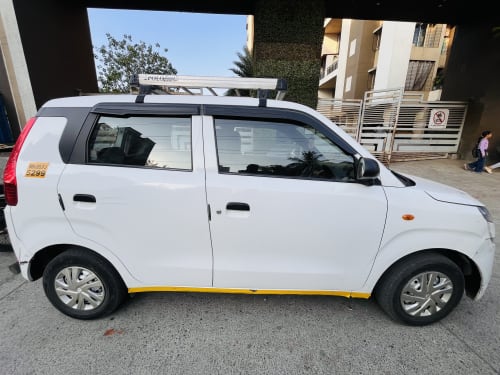 Maruti Suzuki Swift in commercial taxi use, view 3