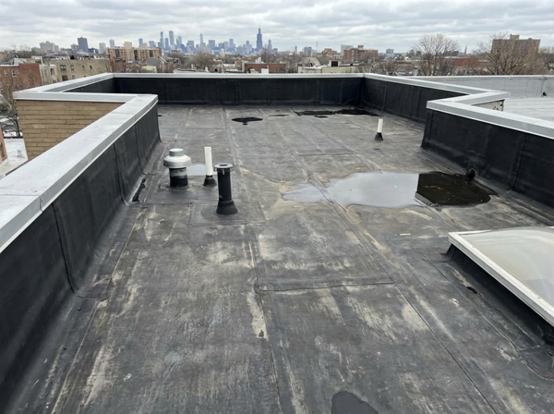 Platte daken in Antwerpen Plat dak met EPDM waterdichting op stadswoning in Antwerpen