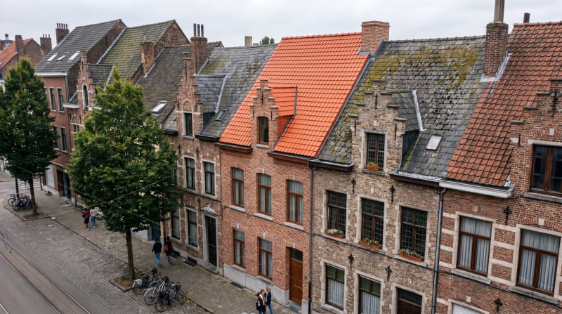 Detail van de nieuwe Koramic dakpannen in Berchem