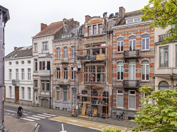Grondige dakrenovatie en dakwerken bij een herenhuis in regio Ninove