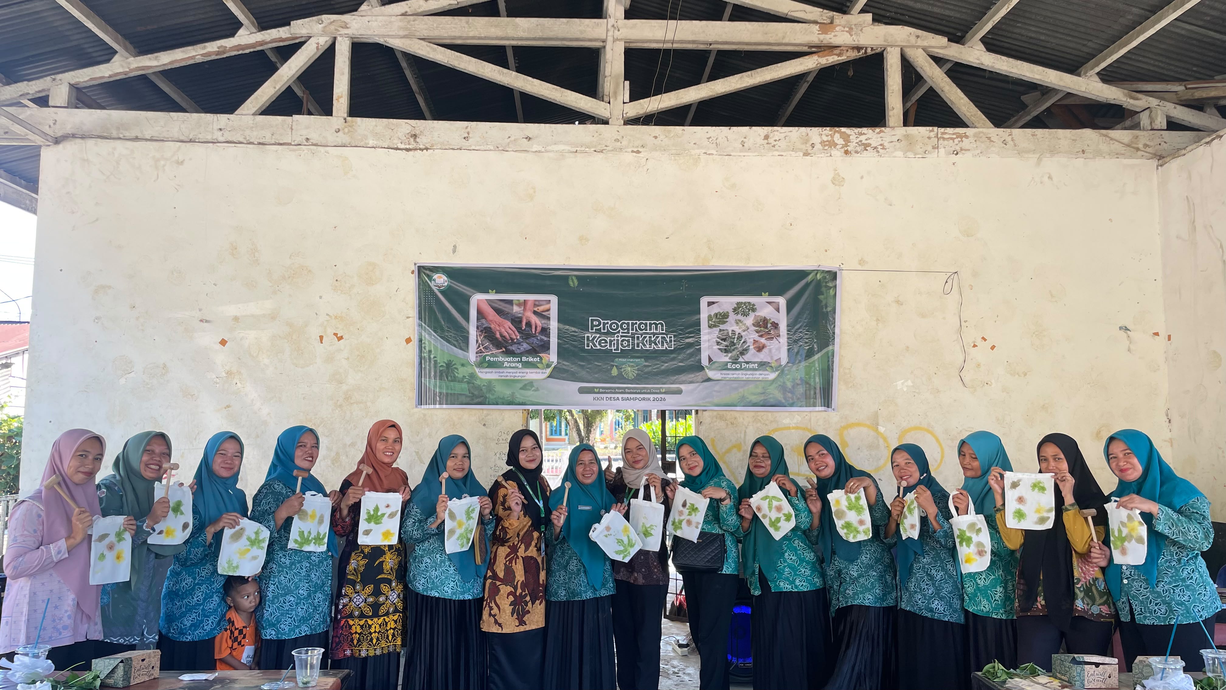 Kreativitas Bersama Ibu PKK, Menciptakan Karya Eco Print