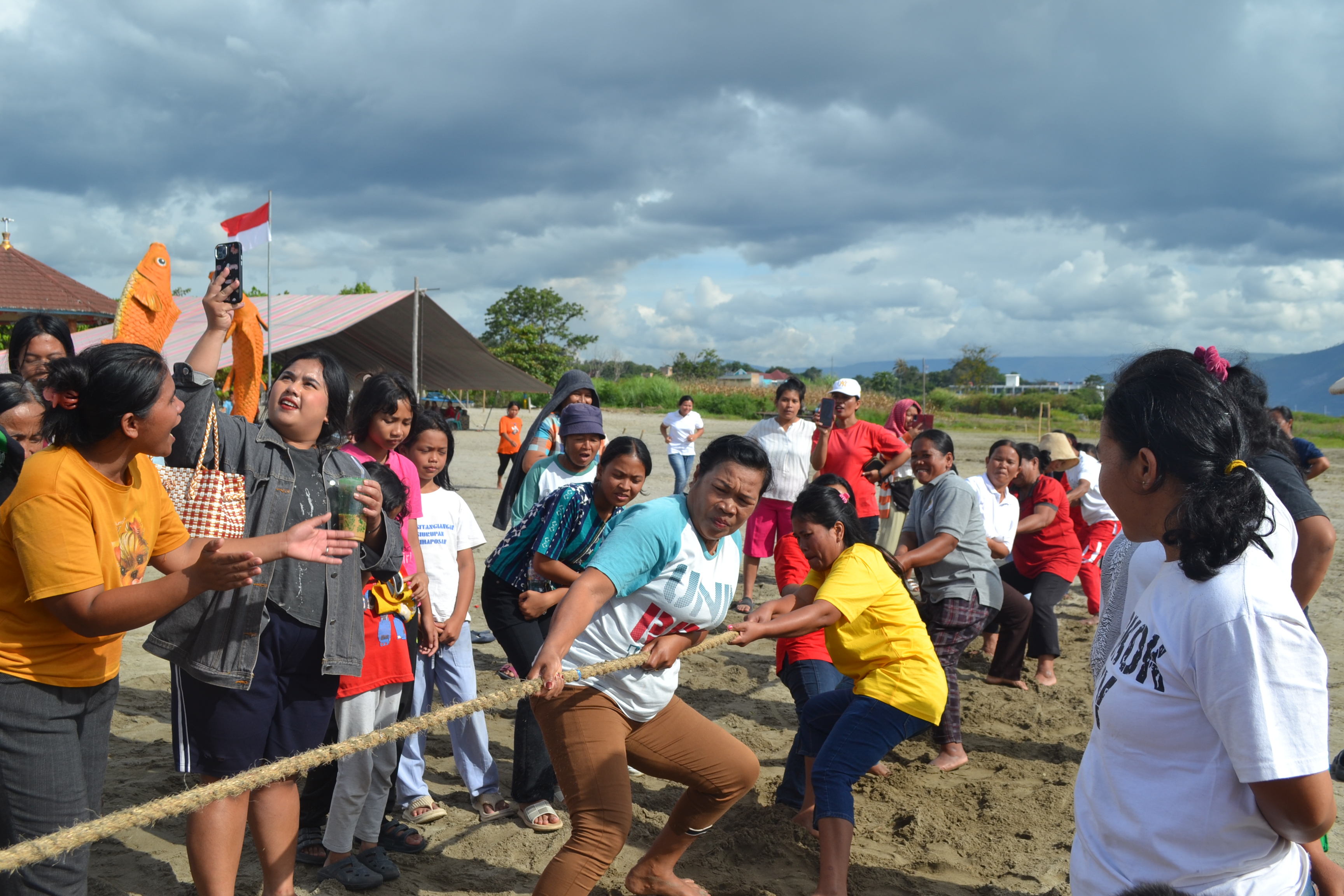 Semarak HUT ke-81 RI di Pantai Ikan Mas Tandarabun, Desa Dosroha Gelar Lomba Rakyat untuk Semua Usia