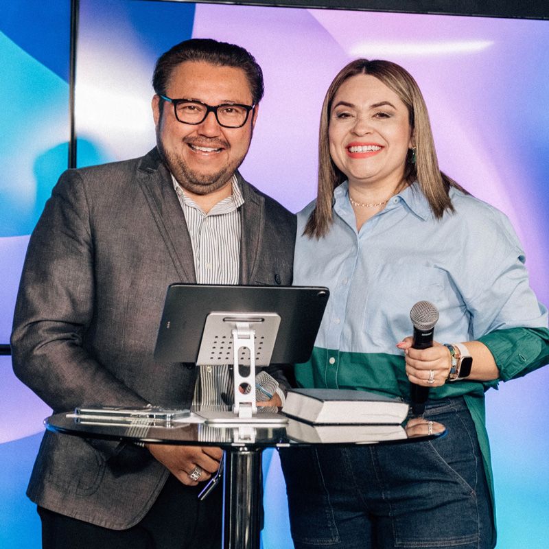 Pastores Otoniel y Zenia Chacón