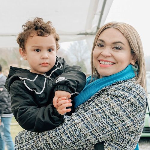 Pastora Zenia Chacón con un niño de Zona Kids