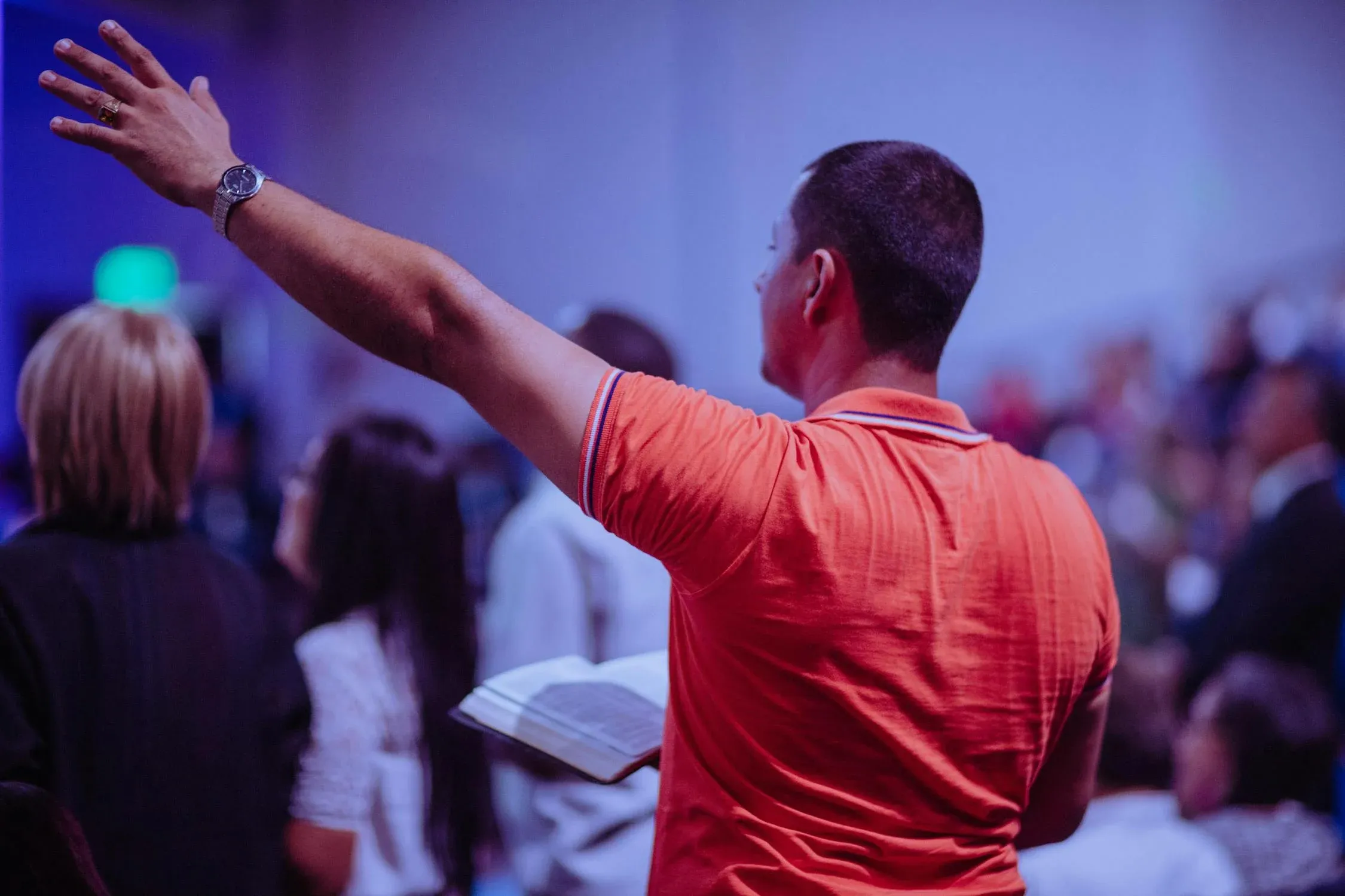 persona en la iglesia