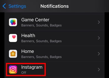 Um iPhone destaca o aplicativo Instagram na área de Notificações