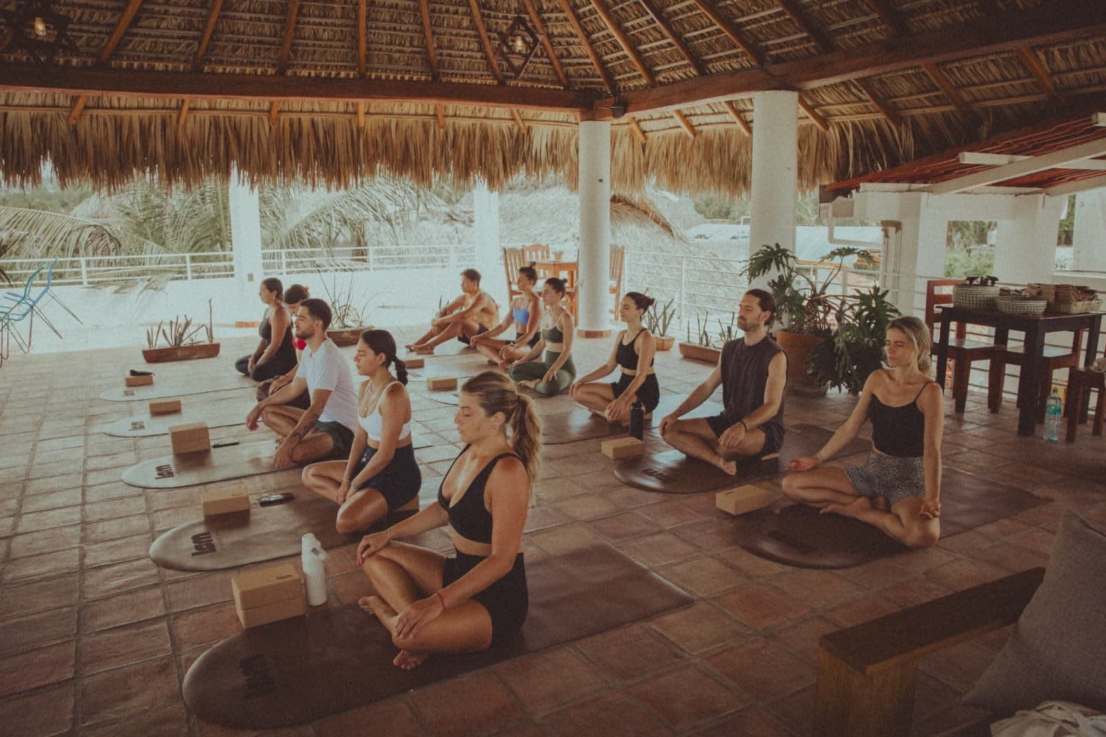 Gruppenmeditation unter der Dach-Palapa von Le Studio Mak, La Punta Puerto Escondido