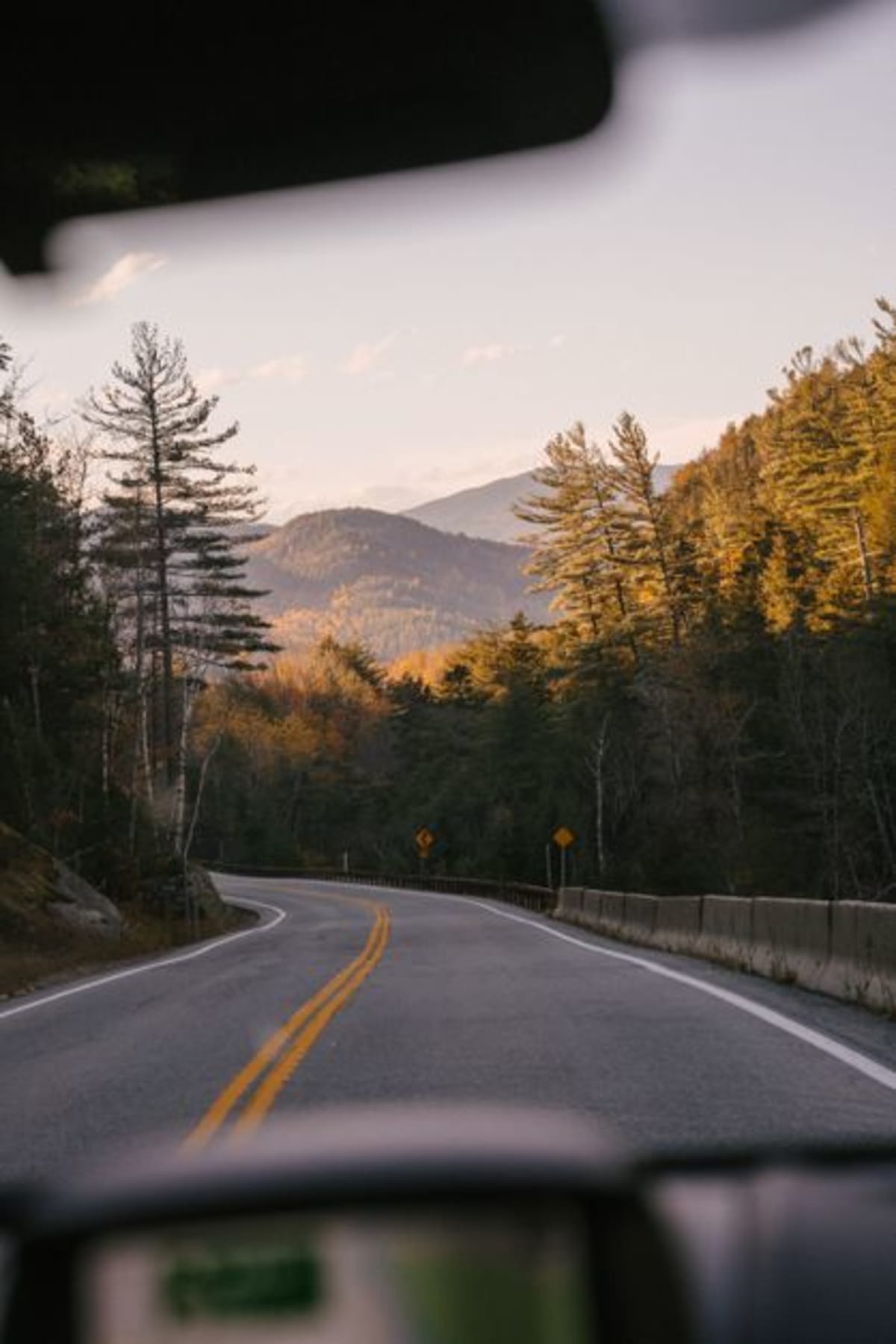 Auto auf einer Bergstraße durch üppige grüne Wälder — die Route von Mexiko-Stadt nach Puerto Escondido führt durch die Sierra Madre des Bundesstaates Oaxaca