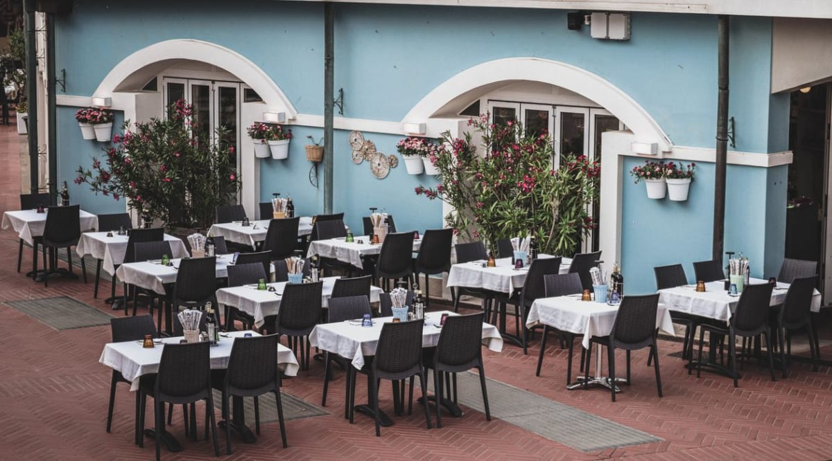 Cozy outdoor restaurant terrace with plants, a typical setting for vegan cafes in Puerto Escondido
