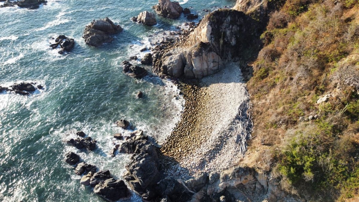 Vista aérea de la costa accidentada de Huatulco, Oaxaca, México, mostrando las condiciones de temporada seca