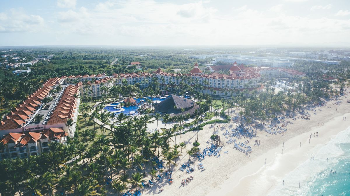 Vista aérea del resort Occidental Caribe en Cancún con piscinas y playa del Caribe