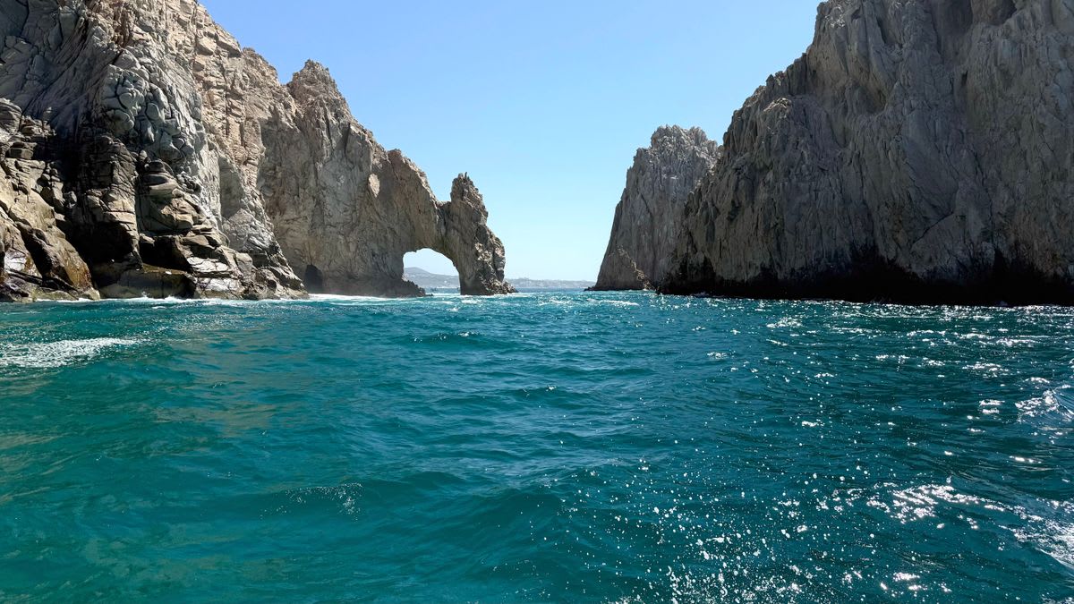 El icónico Arco de Cabo San Lucas con aguas azules del océano alrededor