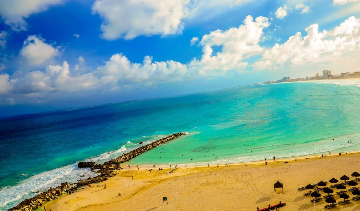 Luftaufnahme des Cancún-Strands mit türkisfarbenem Karibikwasser und weißem Sand