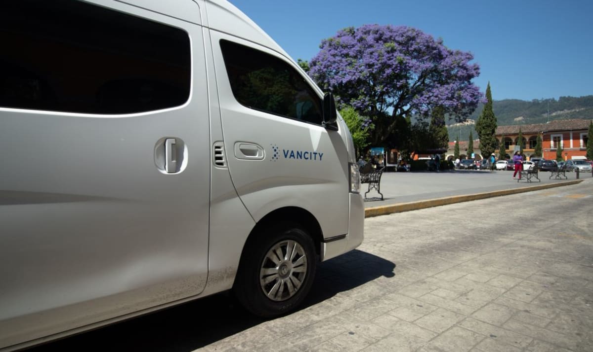 Van de transporte puerta a puerta lista para ir de Oaxaca a Puerto Escondido