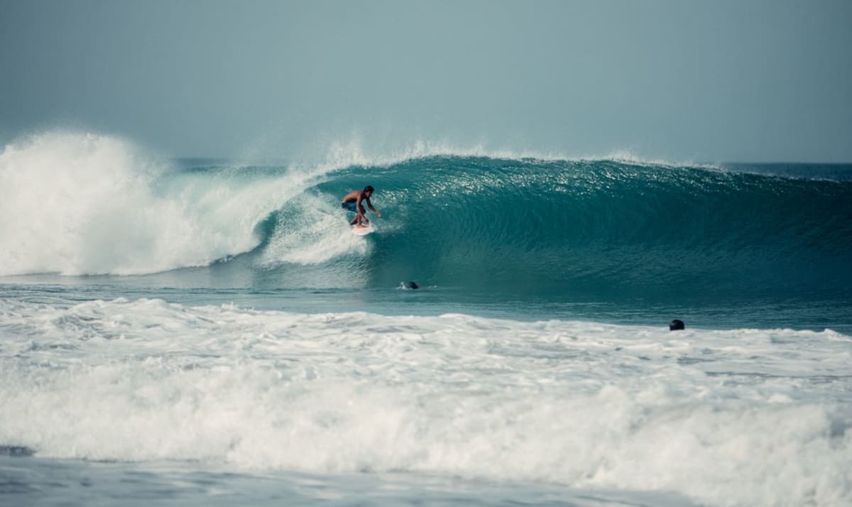 Surfer auf einer Welle an der mexikanischen Pazifikküste während der Swell-Saison nahe Puerto Escondido